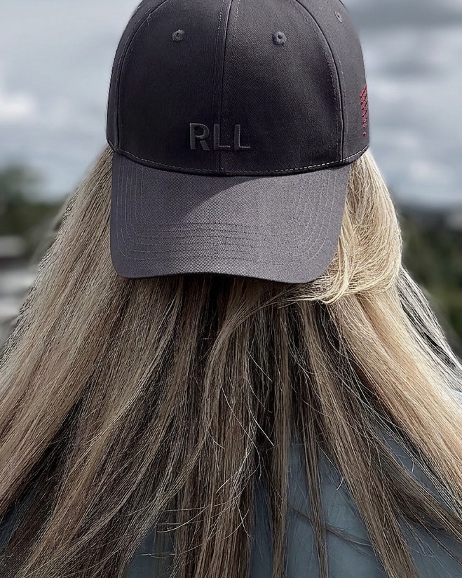 Person bærer RLL-180 caps utendørs